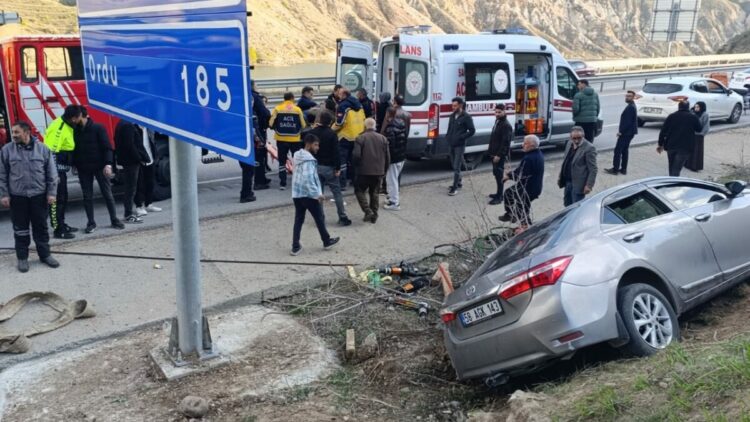 Sivas'ta otomobil şarampole devrildi: 3 yaralı