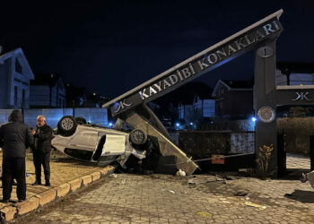 Takla atan otomobil, sitenin girişindeki beton bloğa çarptı: 1 yaralı