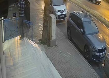 Otomobilin araçlara çarpıp, markete girdiği kaza kamerada