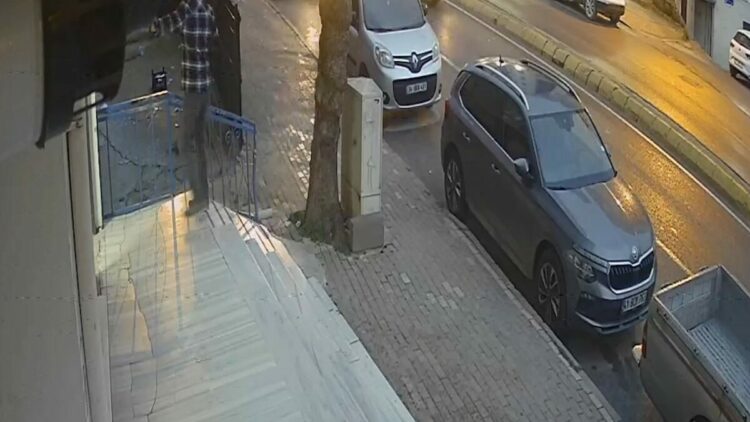 Otomobilin araçlara çarpıp, markete girdiği kaza kamerada