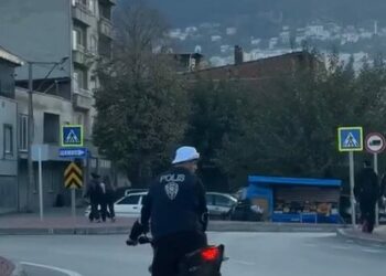 Polis yeleği giyip, plakasız motosiklet ile drift atan sürücüye 365 bin lira ceza