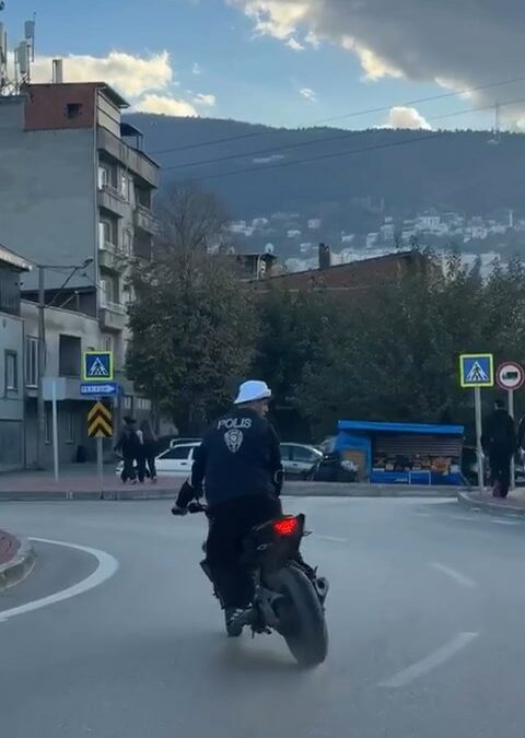 Polis yeleği giyip, plakasız motosiklet ile drift atan sürücüye 365 bin lira ceza