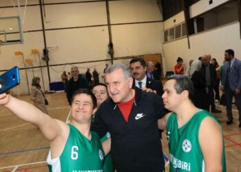 Bakan Bak, down sendromlu sporcularla maç yaptı
