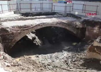 Yolun altında keşfedilen 2 asırlık köprüye cam kaplamalı koruma