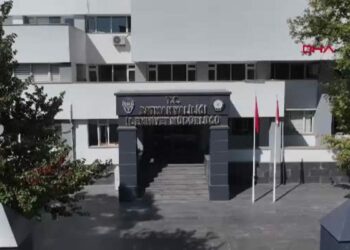 Batman'da otomobillere gizlenmiş uyuşturucuyu ‘Mailo’ buldu: 2 tutuklama