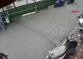 Boğazına oyuncak parçası kaçan çocuğu Heimlich manevrası ile kurtardı