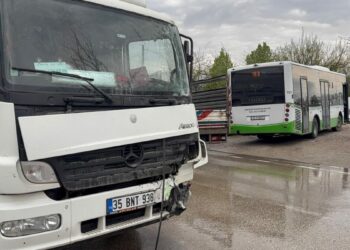 Halk otobüsü ile nakliye kamyonu çarpıştı; 2 yaralı