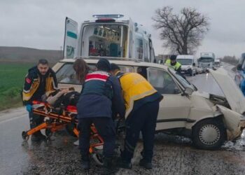 Çorum'da iki otomobil kafa kafaya çarpıştı: 3 yaralı