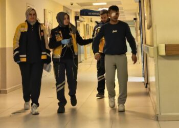 Kesim sırasında fırlayan ağaç parçası gözüne saplandı