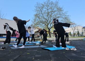 Egzersizin önemine dikkat çekmek için meydanda pilates ve yoga yaptılar