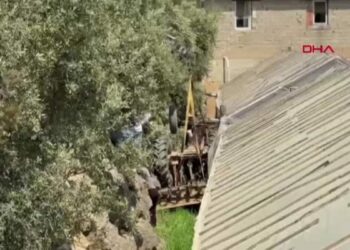 Traktör bahçeye devrildi, sürücüsü hayatını kaybetti