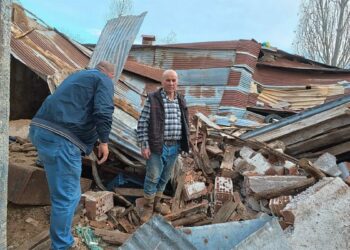 Yozgat'ta ahır çatısı çöktü; 6 büyükbaş kurtarıldı