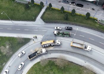 Sarıyer’de devrilen hafriyat kamyonunun şoförü yaralandı
