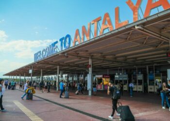 Antalya Havalimanı'nda yolcu trafiği 3 milyonu aştı