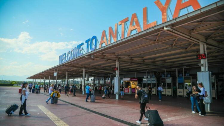 Antalya Havalimanı'nda yolcu trafiği 3 milyonu aştı