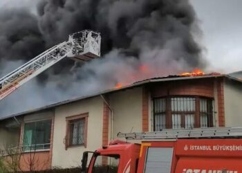 Sultanbeyli'de 2 katlı binanın çatısı alev alev yandı