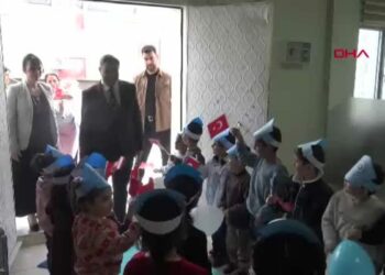 Silopi'de Polis Haftası'nda minik öğrencilerle pasta kestiler