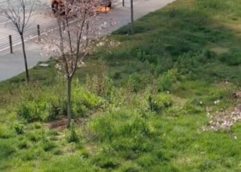 Zeytinburnu'nda otomobil alev alev yandı; özel harekat polisleri yolu kapattı
