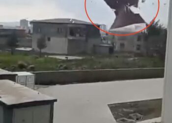 Kuvvetli rüzgar evin çatısını uçurdu; o anlar kamerada