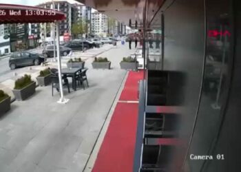 Otomobil park halindeki araçlara çarptı; kaza anı kamerada