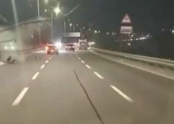 Kağıthane’de 2 otomobilin çarpışarak bariyere vurduğu anlar kamerada: 1 yaralı