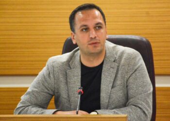 Bornova Belediye Başkanı 'dolandırıcılık' ve ‘resmi belgede sahtecilik’ suçlarından gözaltına alındı