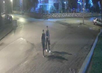 Çocuk parkında kaydırağı yaktılar; olay kamerada