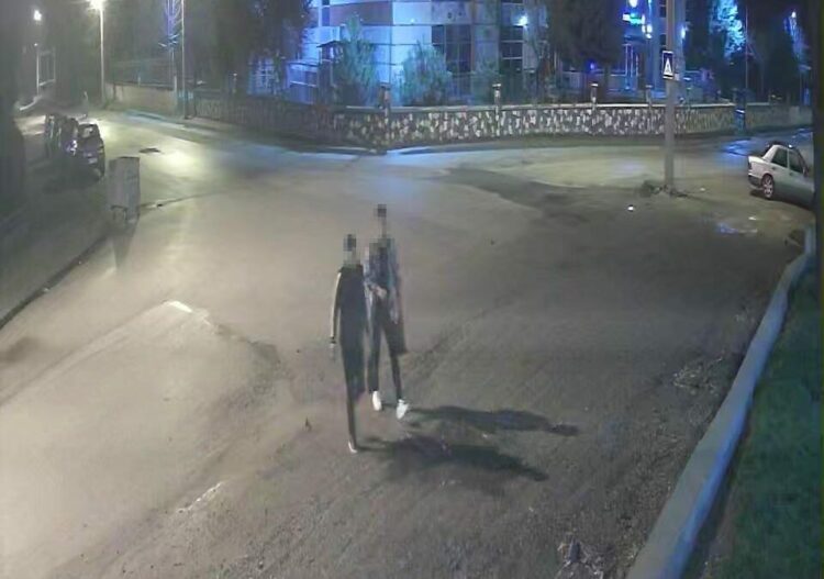 Çocuk parkında kaydırağı yaktılar; olay kamerada