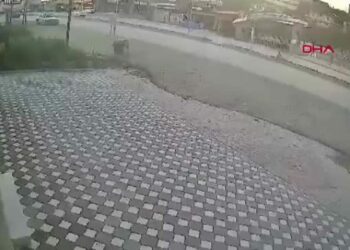 Hafriyat kamyonunun devrildiği kaza güvenlik kamerasına yansıdı