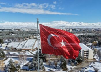 Erzurum ve Kars'ta kar yağışı; 73 kırsal mahalle yolu kapandı