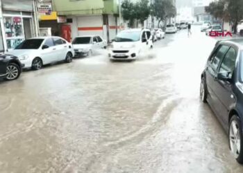 Kızıltepe’de sağanak; yollar göle döndü