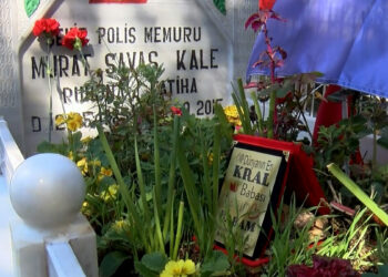 Şehit polisin mezarındaki ‘dünyanın en kral babası’ yazılı plaket duygulandırdı