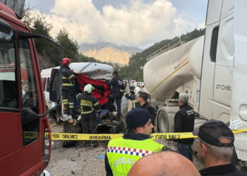 Minibüs ile beton mikserinin çarpıştığı kazada ölen 7 kişinin cenazeleri alındı
