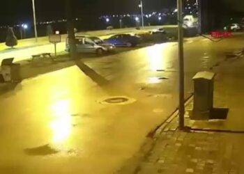 Otomobilin göl kenarına uçtuğu kaza kamerada