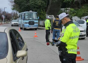 Gazetecilerden, polislere uygulama noktasında kutlama