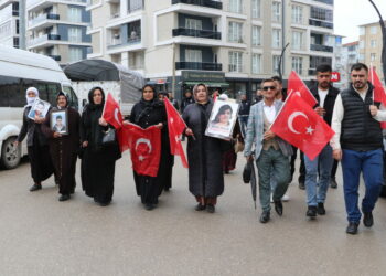 Evlat nöbetindeki anne: Ceza yok, gelin teslim olun