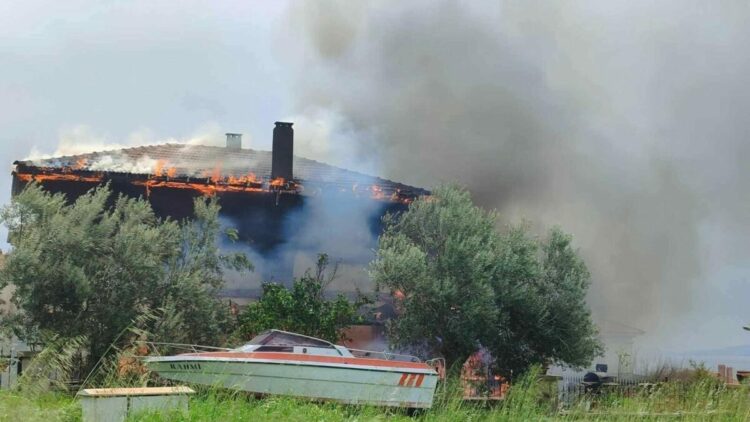 Çanakkale’de yangın çıkan villa kullanılamaz hale geldi