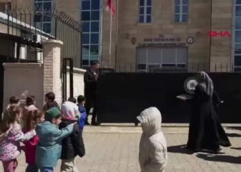 Genç'te minik öğrencilerden polislere ziyaret