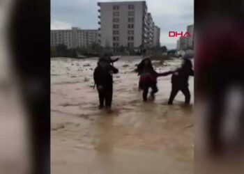 Cizre’de sağanak; cadde ve sokaklar göle döndü