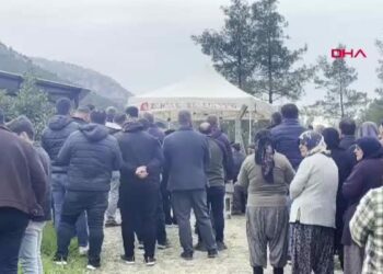 Minibüs ile beton mikserinin çarpıştığı kazada ölen 7 kişi toprağa verildi
