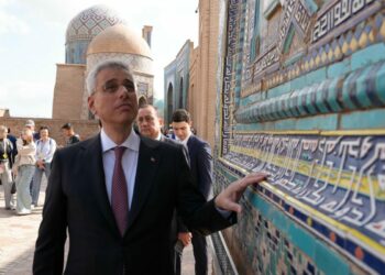 Bakan Memişoğlu, Semerkant’ta Şah-ı Zinde Nekropolü’nü ziyaret etti