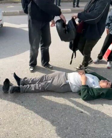 Motosiklet yolun karşısına geçen bisikletliye çarptı; 1’i çocuk, 3 yaralı