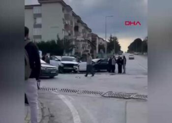 Bursa'da iki otomobilin karıştığı kazada sürücüler yaralandı