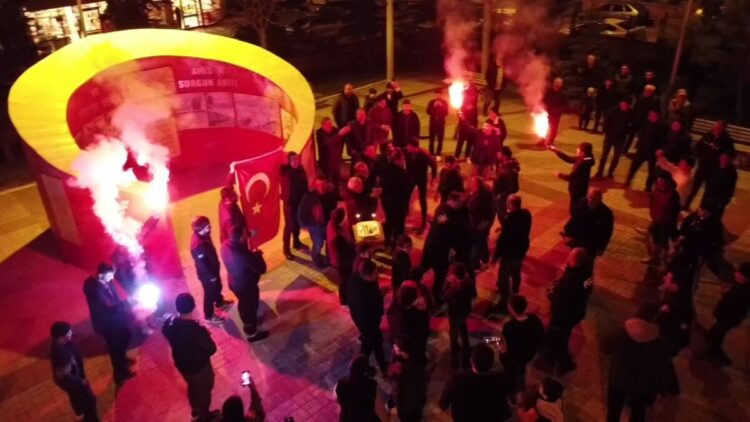 Bursa'da kavga ihbarına giden polislere sürpriz kutlama