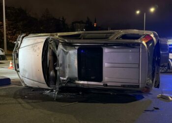 Kağıthane’de alkollü sürücünün kullandığı otomobilin çarptığı cip devrildi: 1 yaralı
