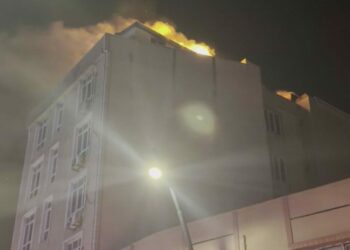 Küçükçekmece'de 5 katlı otelin teras katında yangın; 2 kişi dumandan etkilendi
