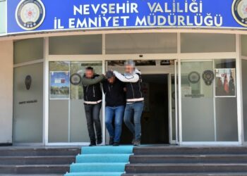 Midelerinde uyuşturucuyla yakalanan 2 şüpheli tutuklandı