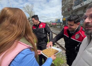 Kavga ihbarına giden polislere gazetecilerden baklavalı kutlama