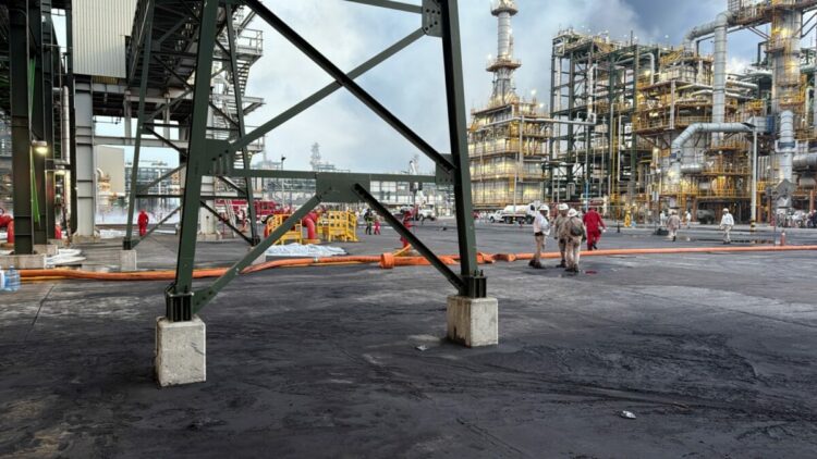 Meksika’da petrol rafinerisinde yangın