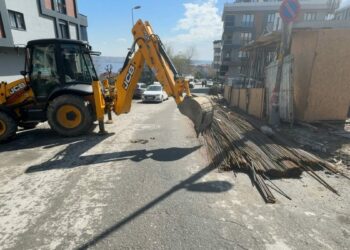 Avcılar'da yolu işgal eden inşaat demirlerine ceza